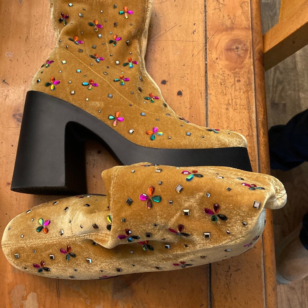 Betsy Johnson booties size 10 women’s but runs small